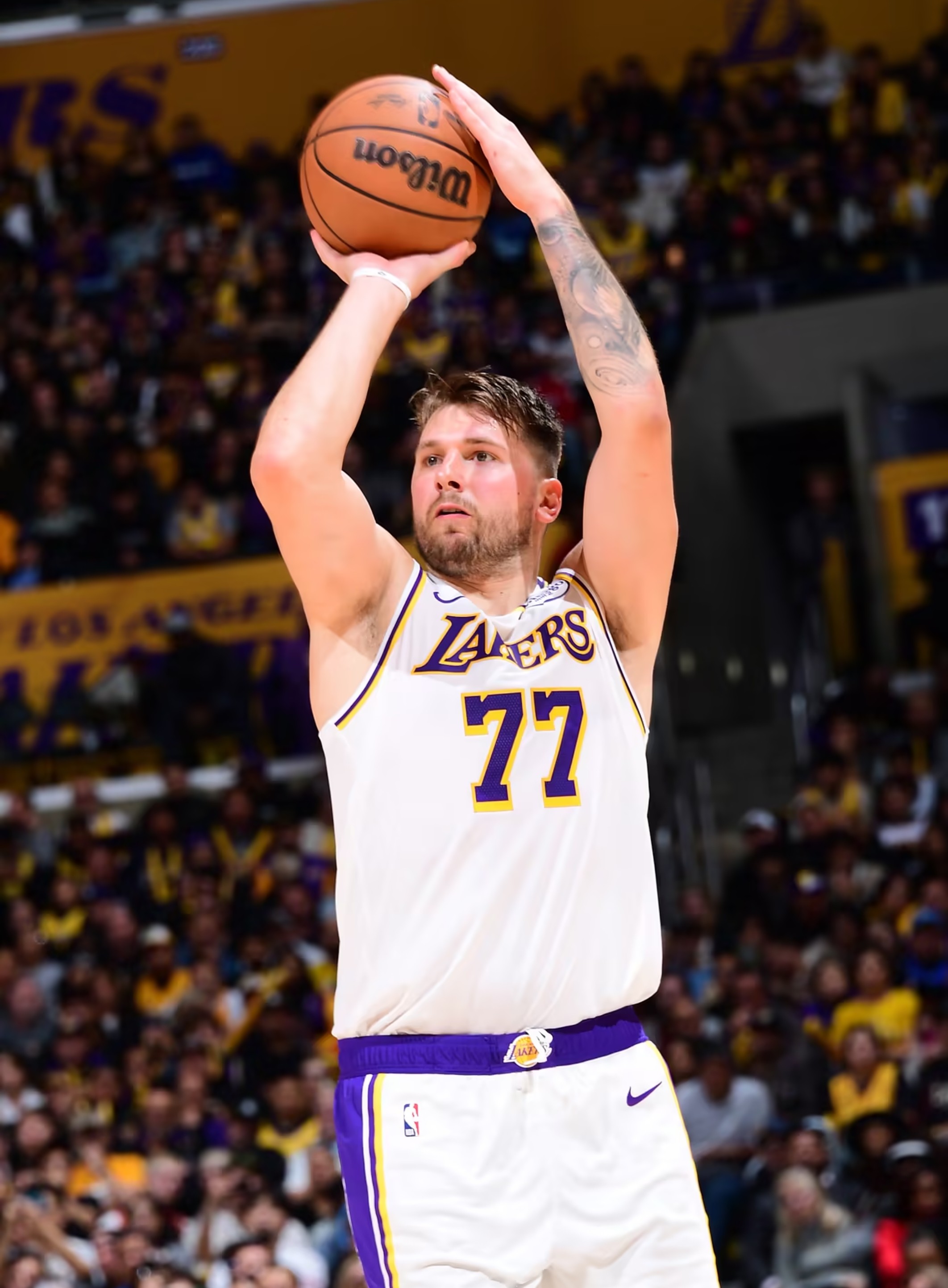 清晨欧联焦点战，洛杉矶湖人调整名单，底气十足，团队化学反应显著的简单介绍